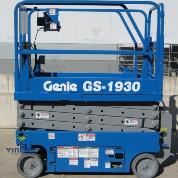 Xe nâng người tự hành Genie GS 1930 – 8M làm việc
