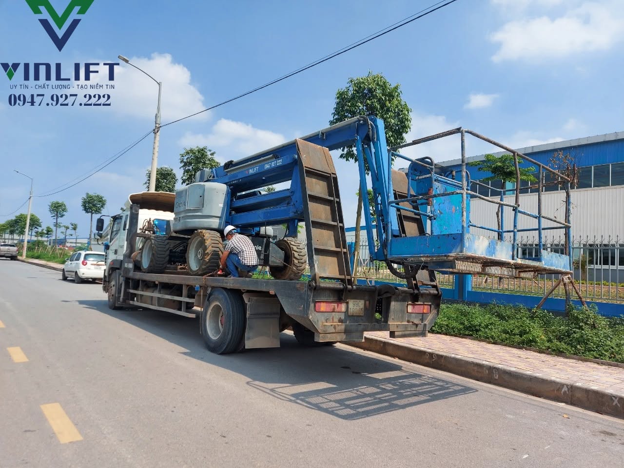 Giá Bán Xe Nâng Người Cũ & Mới Là Bao Nhiêu? Lựa Chọn Nào Tối Ưu?