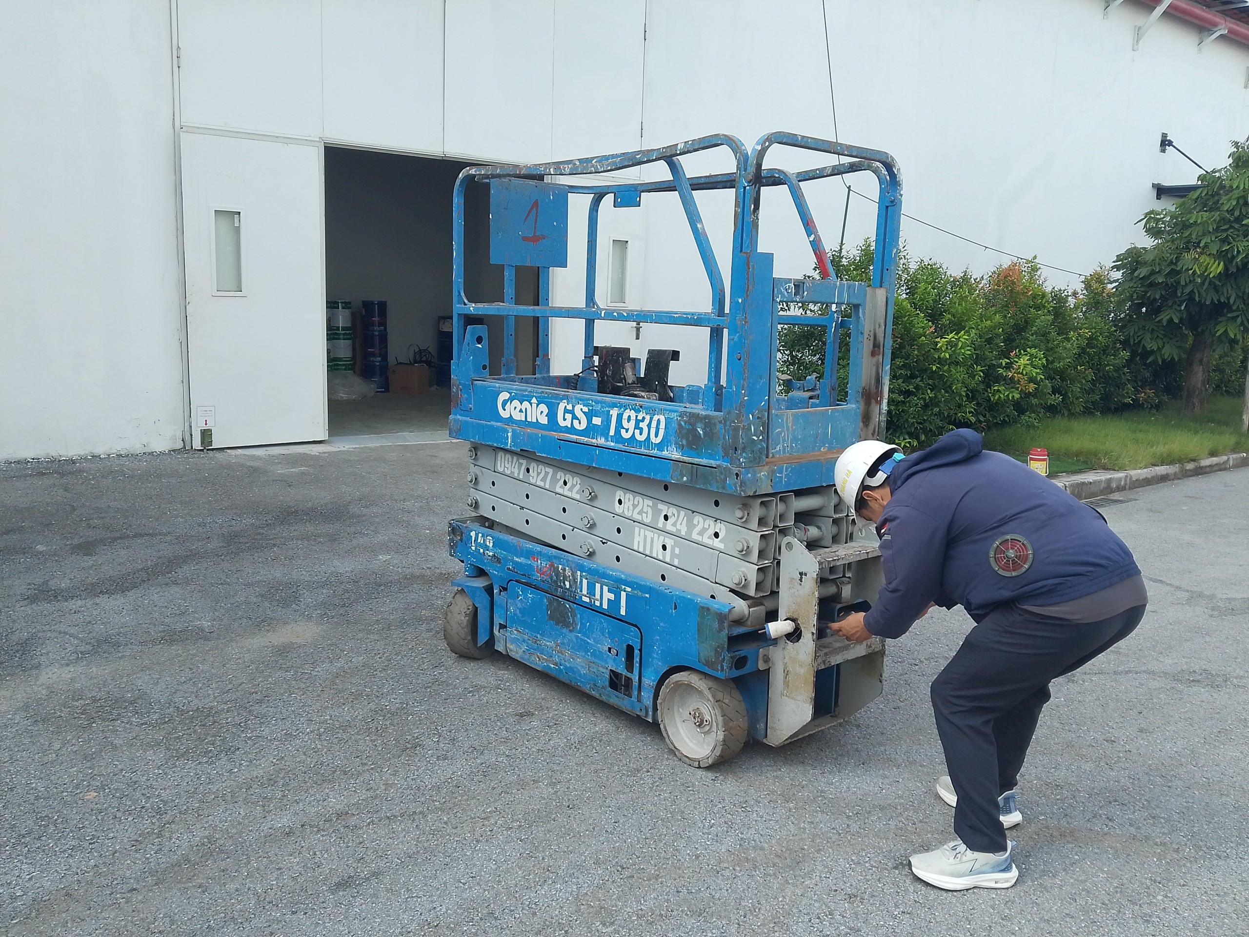 Cách Kiểm Tra Hệ Thống Thủy Lực Xe Nâng Người Trước Khi Khởi Động
