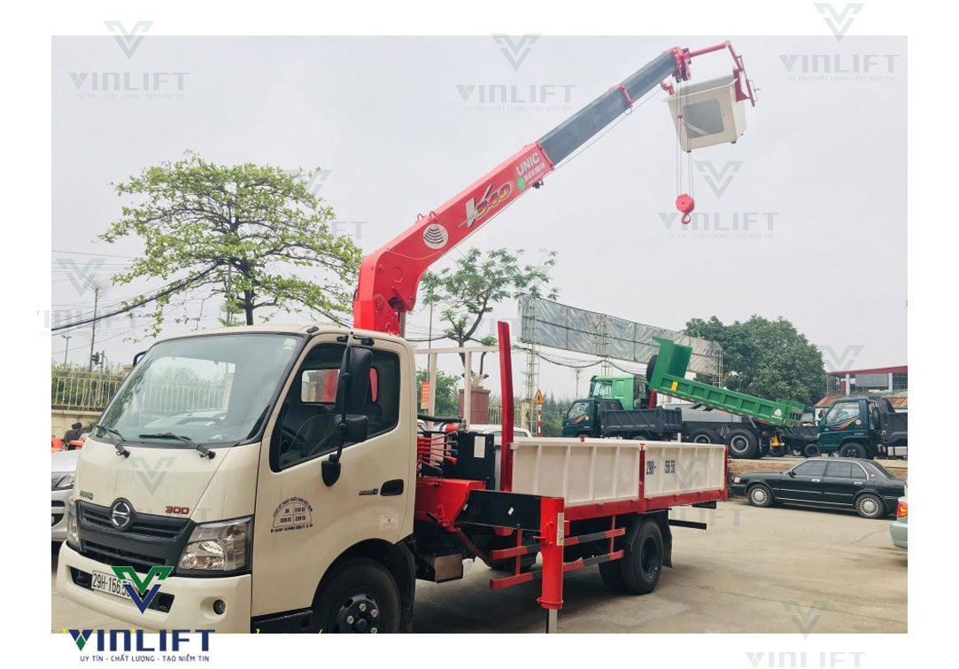 Xe Cẩu Nâng Người 20m Có Lồng Và Xe Nâng Chuyên Dụng: Sự Khác Biệt Bạn Cần Biết