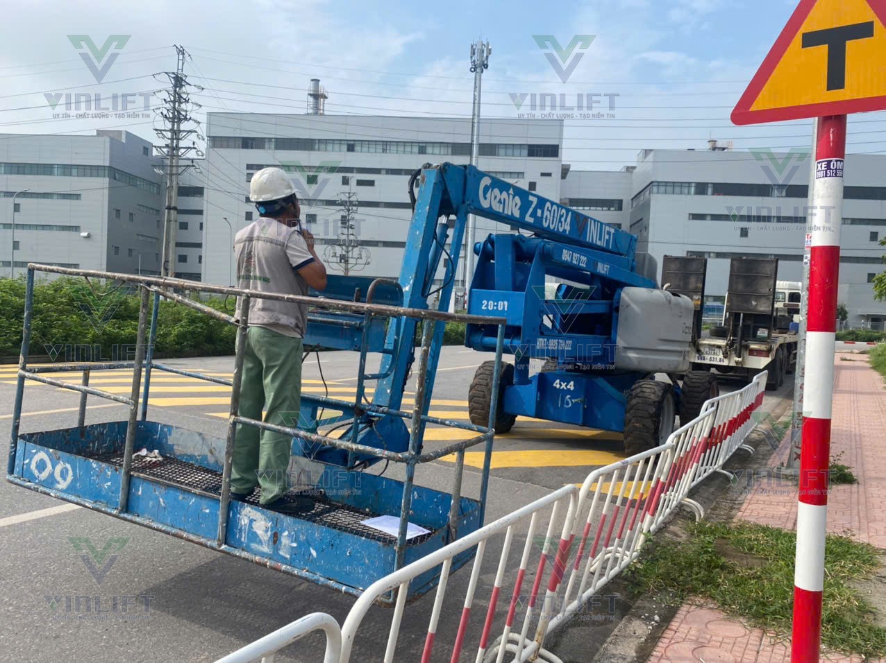 Thuê Xe Nâng Hàng Và Xe Nâng Người Tại Kcn Đồng Văn 2
