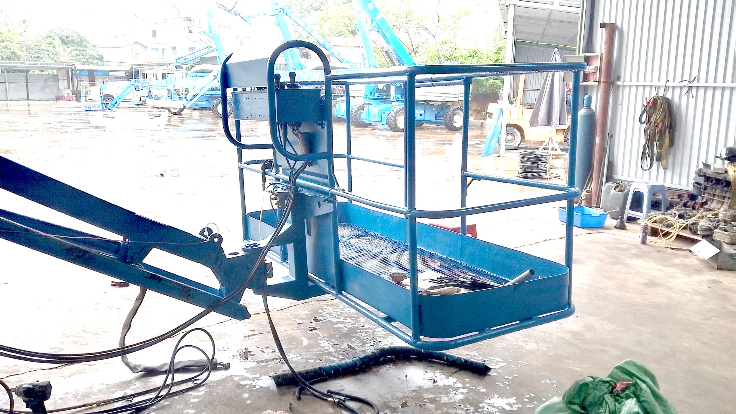 Cách Kiểm Tra Hệ Thống Thủy Lực Xe Nâng Người Trước Khi Khởi Động