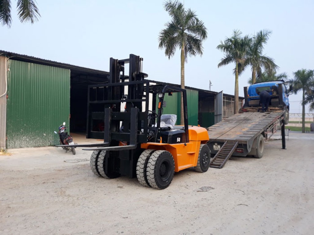 Kỹ Thuật Cân Bằng Xe Nâng Trên Địa Hình Dốc: Nguyên Tắc "Vàng" Khi Vận hành Xe Nâng