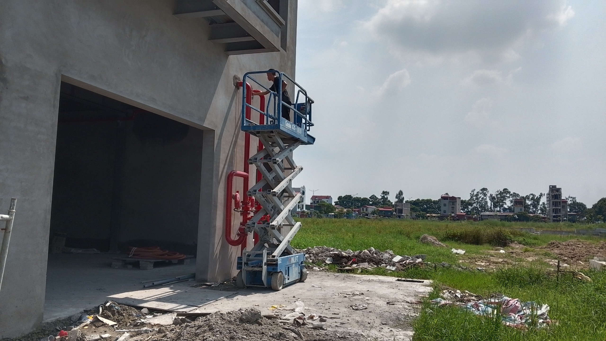 5 Sai Lầm Tử Thần Khi Vận Hành Xe Nâng Cắt Kéo/boom Lift (và Cách Phòng Tránh)