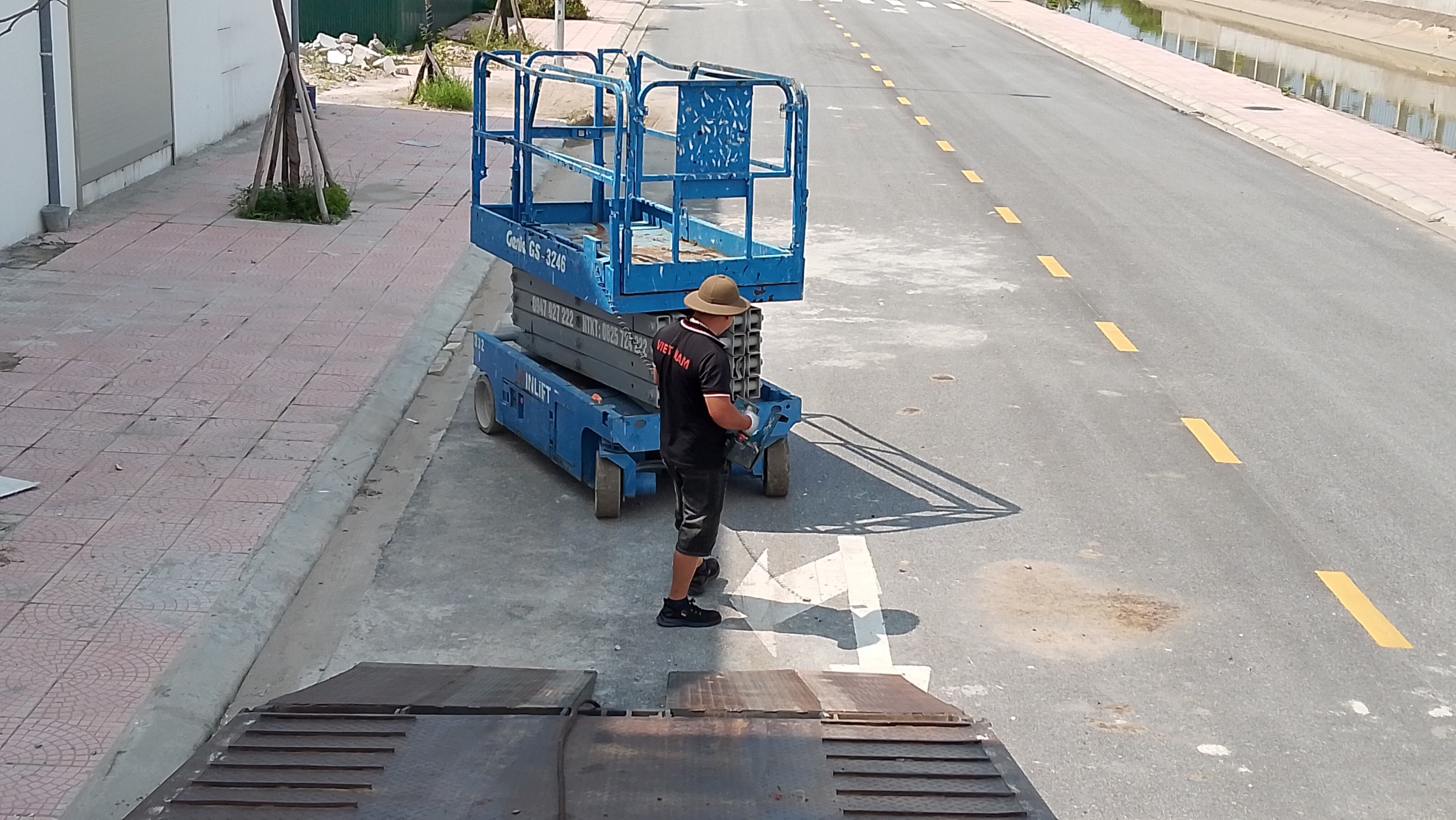 Bí Quyết Vận Hành Xe Nâng Cắt Kéo Trong Không Gian Hẹp An Toàn & Chuẩn Xác