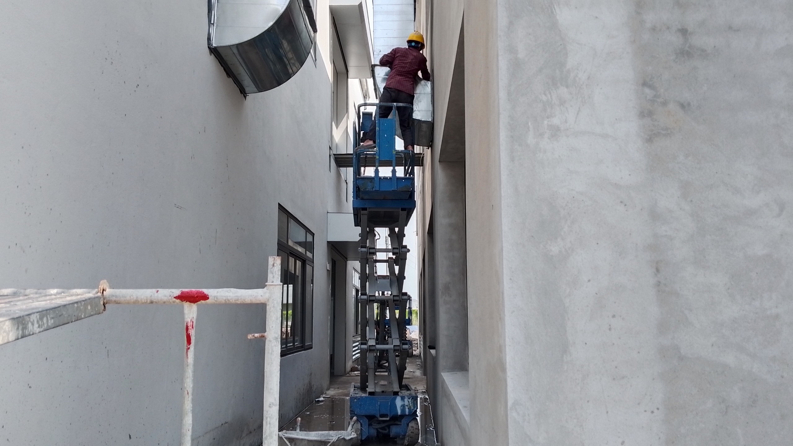 Bí Quyết Vận Hành Xe Nâng Cắt Kéo Trong Không Gian Hẹp An Toàn & Chuẩn Xác