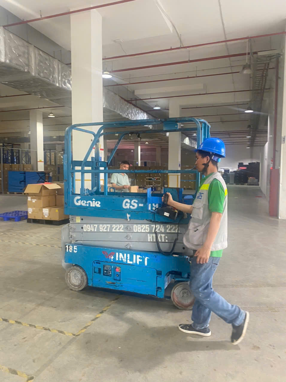 Bí Quyết Vận Hành Xe Nâng Cắt Kéo Trong Không Gian Hẹp An Toàn & Chuẩn Xác
