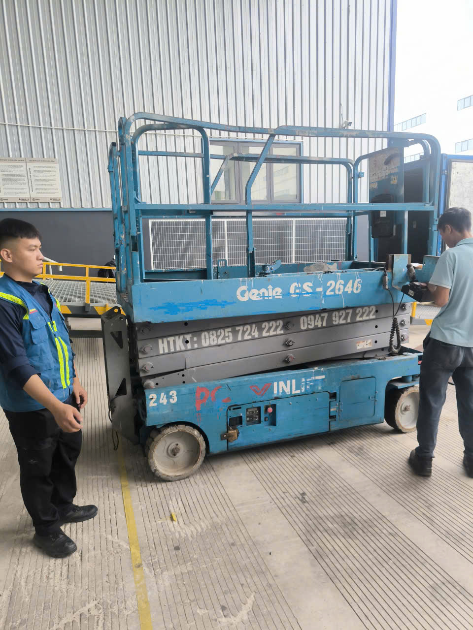 Bí Quyết Vận Hành Xe Nâng Cắt Kéo Trong Không Gian Hẹp An Toàn & Chuẩn Xác