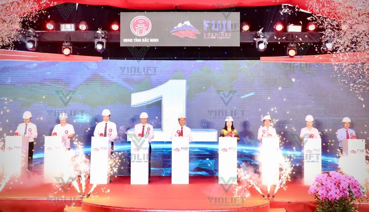 Các đại biểu thực hiện nghi thức bấm nút khởi công dự án đầu tư Khu công nghiệp Việt - Hàn mở rộng. (Ảnh: Cổng thông tin điện tử Bắc Ninh).